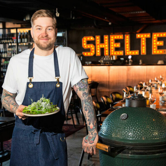 Huippukokki Teemu Laurell grillasi Seiskan lukijoille trendikkäästi kasviksia. Parsa on Teemun suosikkivihannes grilliin. – Parhaimmillaan sitä ei tarvitse esikäsitellä ollenkaan. Huippukokki Teemu Laurell grillasi Seiskan lukijoille trendikkäästi kasviksia. Parsa on Teemun suosikkivihannes grilliin. – Parhaimmillaan sitä ei tarvitse esikäsitellä ollenkaan.