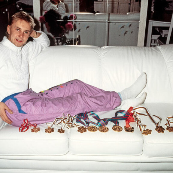 Vuoden 1989 kuvassa nuori mäkisankari esitteli vakuuttavaa mitalikokoelmaansa kotisohvallaan. Muutaman vuoden päästä mitalit päätyivät vääriin käsiin. Vuoden 1989 kuvassa nuori mäkisankari esitteli vakuuttavaa mitalikokoelmaansa kotisohvallaan. Muutaman vuoden päästä mitalit päätyivät vääriin käsiin.