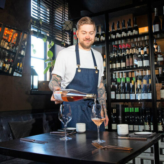 Teemu suosii grilliruuan kanssa roseeviiniä, joka sopii raikkautensa takia erityisesti kesään. Teemu suosii grilliruuan kanssa roseeviiniä, joka sopii raikkautensa takia erityisesti kesään.