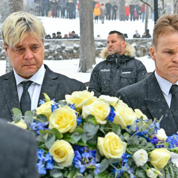 Ari kantoi Matin arkkua hautajaisissa. Ari kantoi Matin arkkua hautajaisissa.