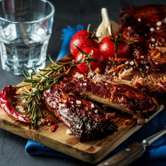 Huippukokki Teemu Laurell esittelee kuuman ruokatrendin: ”Sopii grilliin hiton hyvin!” – katso Kokkisota-tähden herkulliset reseptit! Ribsit