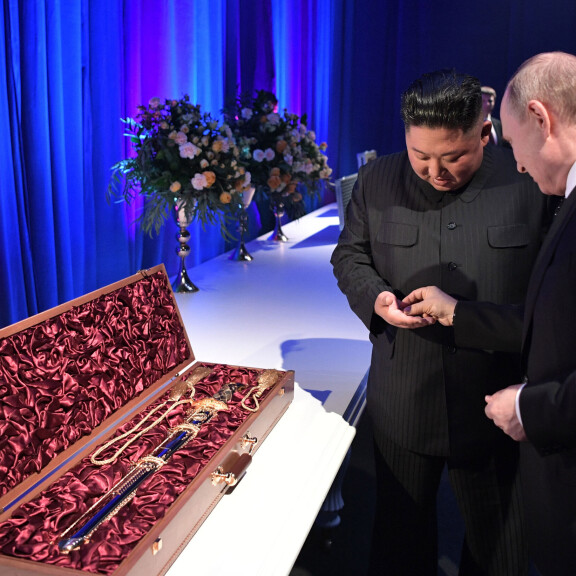 No nyt on tuliaiset! Putin antoi Pohjois-Korean diktaattorille hienon teeastiaston - Kim Jong-un lahjoitti miekan! Putin Kim