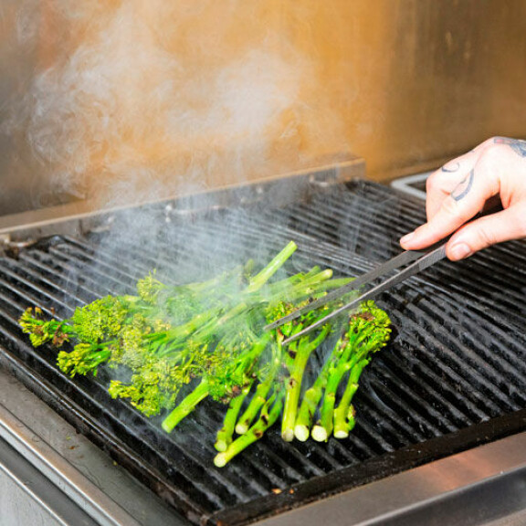 Grillatessa ei kannata pelätä kasvisten päälle muodostuvaa tummaa väriä. – Se on pelkkää makua! Grillatessa ei kannata pelätä kasvisten päälle muodostuvaa tummaa väriä. – Se on pelkkää makua!