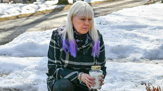 Mäkisankari luuli olevansa kuolematon! Matti Nykäsen haudalla vieraillut Pia-leski: ”Matti ei uskonut lääkärin neuvoja!” Pia Nykänen Matin haudalla.