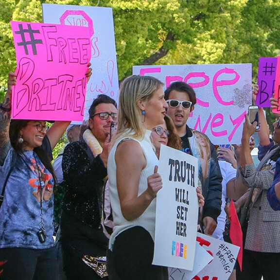 Britney Spears järkyttyi – perheenjäsenille tappouhkauksia pakkohoitohuhujen takia: 'Älkää uskoko kaikkea lukemaanne ja kuulemaanne!' Britney Spearsin fanit osoittavat mieltään