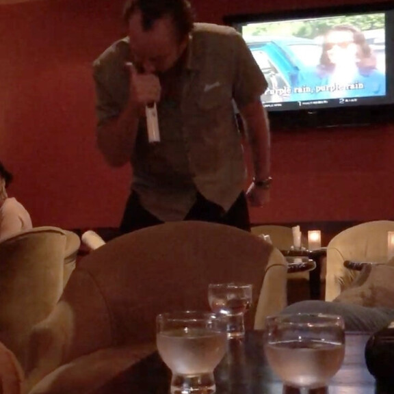 Nicolas Cage haluaa mitätöidä avioliittonsa - hukutti murheitaan karaokebaarissa! Kuvat! Nivolas Cage