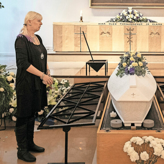 Pia on laihtunut Matin kuoleman myötä 11 kiloa. – Ruoka ei maistu edelleenkään. Pia on laihtunut Matin kuoleman myötä 11 kiloa. – Ruoka ei maistu edelleenkään.
