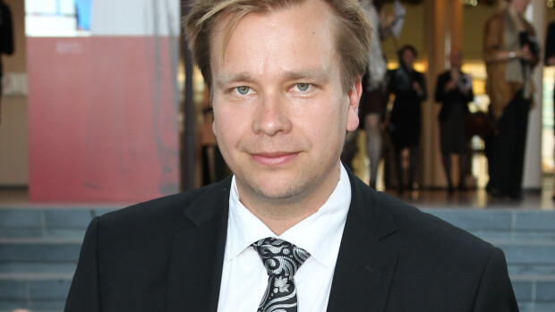 Kansanedustaja Antti Kaikkonen oli torkahtaa ravintolaan vaalien jälkipeleissä - kuva! Antti Kaikkonen oli torkahtaa ravintolan pöytään!