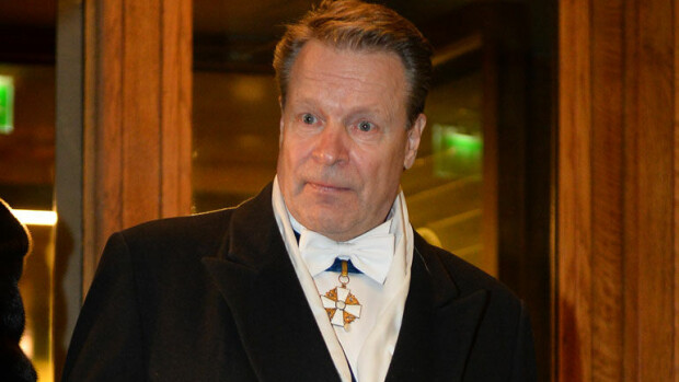 Kansanedustaja Ilkka Kanerva kaipasi juttuseuraa kahviossa – kuva! Ilkka Kanerva kaipasi seuraa kahvilla.