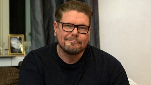 Kiidätettiin tajuttomana sairaalaan! Henry Saaren terveyshelvetti pahenee: ”Minut jätettiin käytävälle ilman hoitoa!” Henry Saari kiidätettiin sairaalaan.