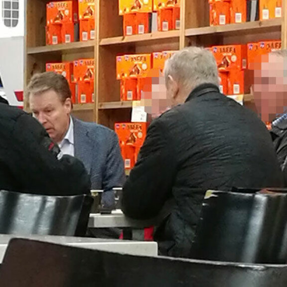 Kansanedustaja Ilkka Kanerva kaipasi juttuseuraa kahviossa – kuva! Ilkka Kanerva kahvilla.