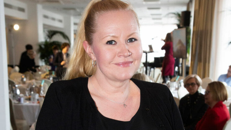 Koomikko Lotta Backlund tuskaili kyynärsauvojen kanssa ostoksilla – kuva! Lotta Backlund mursi pohjeluunsa.