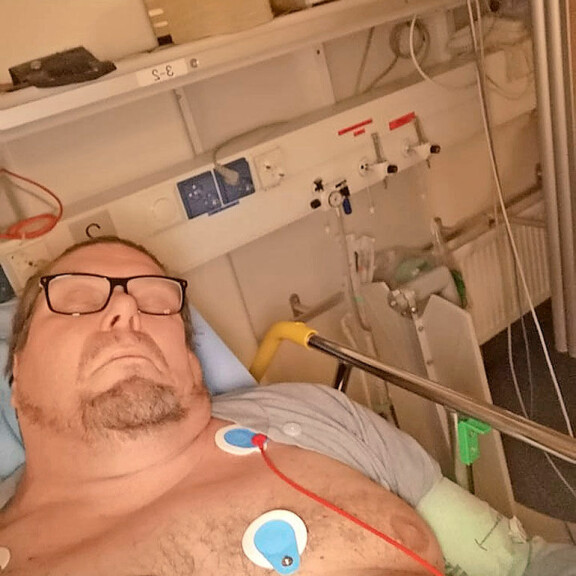 Kiidätettiin tajuttomana sairaalaan! Henry Saaren terveyshelvetti pahenee: ”Minut jätettiin käytävälle ilman hoitoa!” Henry Saari kiidätettiin sairaalaan.