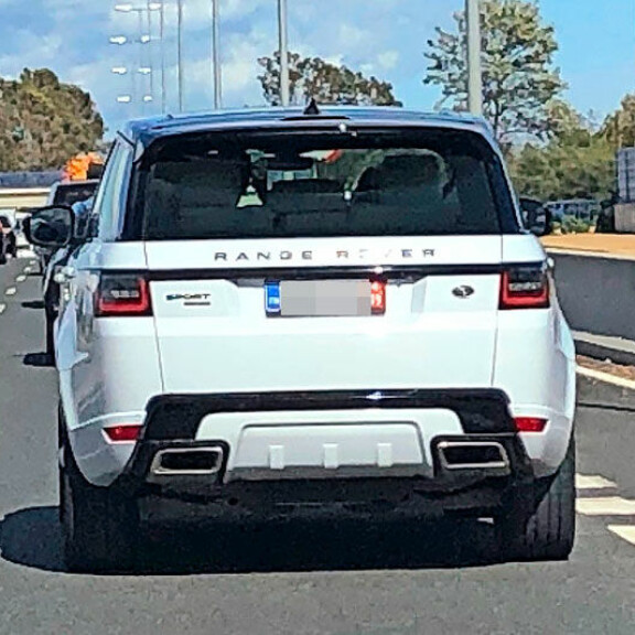 Niko ja Sofia huristelevat Espanjan auringon alla valkoisella Range Rover -maasturilla, jossa on Suomen rekisterikilvet. Niko ja Sofia huristelevat Espanjan auringon alla valkoisella Range Rover -maasturilla, jossa on Suomen rekisterikilvet.