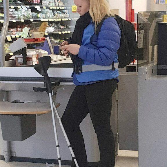 Koomikko Lotta Backlund tuskaili kyynärsauvojen kanssa ostoksilla – kuva! Lotta Backlund mursi pohjeluunsa.