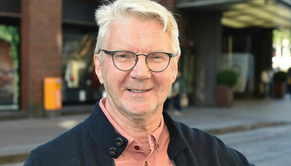 Pirkka-Pekka istahti haastateltavan tuolille haastateltuaan Artoa.