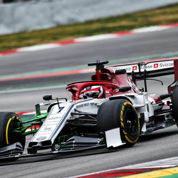 Kimi ajaa formuloissa nykyään Alfa Romeota. Kimi ajaa formuloissa nykyään Alfa Romeota.