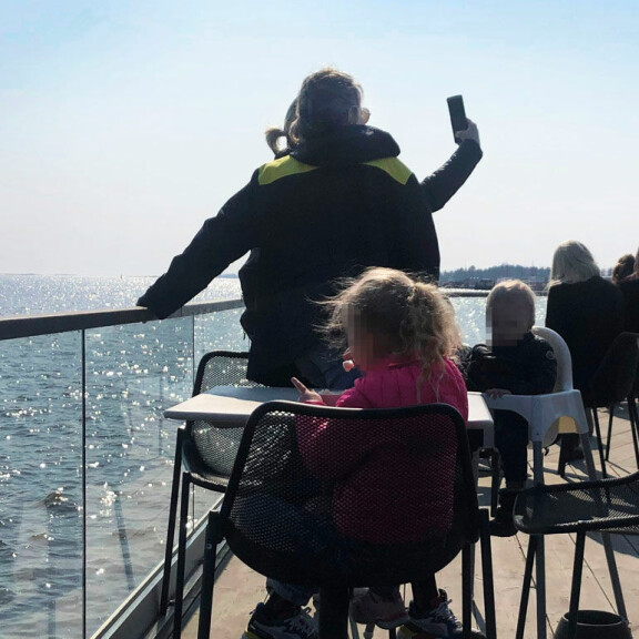 Salkkarit-kaunottaret terassilla! Mia Ehrnrooth ja Kirsi Ståhlberg nauttivat juomista, jäätelöstä ja keväästä – kuva! Mia ja Kirsi Löylyssä.