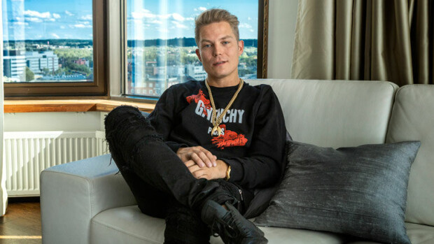 Telineet pystyssä! Cheek valloittaa nyt kiinteistöbisnestä – tähän valmistuu heinäkuussa kuusi miljoonalukaalia – kuvat! Cheek tekee miljoonatilin asuntokaupoilla.