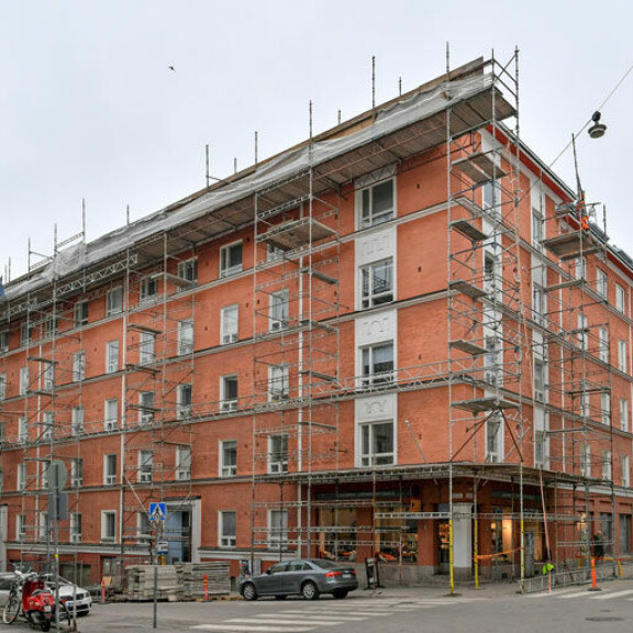 Jare ja hänen ystävänsä omistavat kuusi ullakkohuoneistoa Helsingin Punavuoressa sijaitsevasta kiinteistöstä. Jare ja hänen ystävänsä omistavat kuusi ullakkohuoneistoa Helsingin Punavuoressa sijaitsevasta kiinteistöstä.