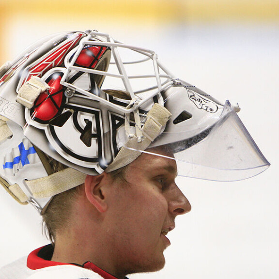 Vantaa mainittu! Chicago Blackhawksin veskari Kevin Lankinen kunnioitti NHL-kaukalossa kasvattiseuraansa - kuvat! Kevin Lankisen kypärässä Suomen lippu