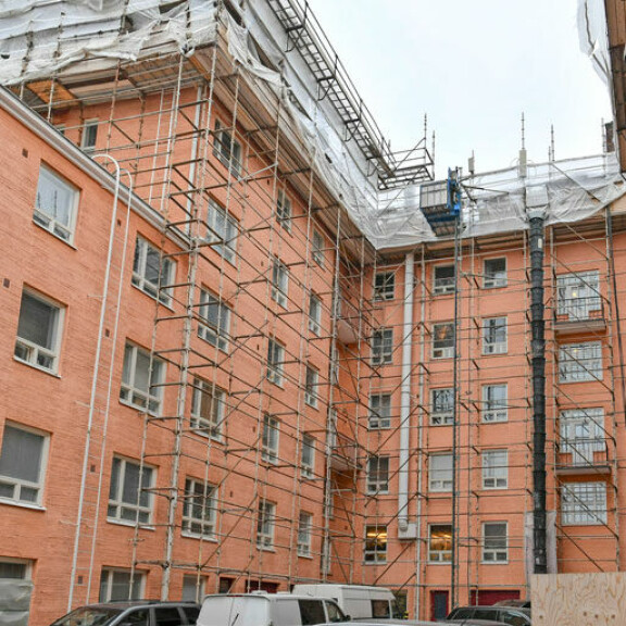 Kerrostalon ympärillä on rakennustelineet, sillä ullakkohuoneistojen arvioitu valmistumisaika on vasta heinäkuussa. Kerrostalon ympärillä on rakennustelineet, sillä ullakkohuoneistojen arvioitu valmistumisaika on vasta heinäkuussa.