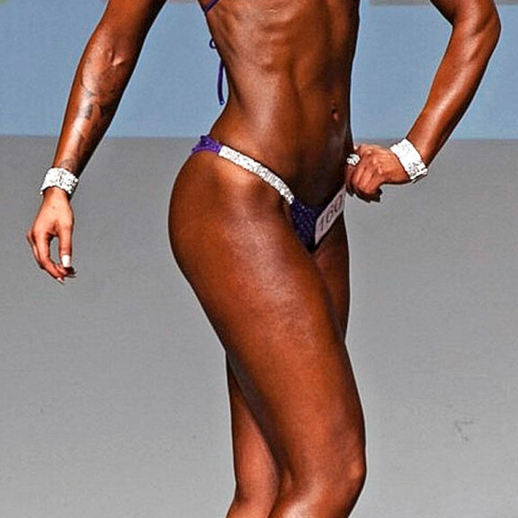 Personal trainer Netta Suikkanen on tuttu myös fitness-lavoilta. – Treenaamme yhdessä Hanneksen kanssa, mutta emme kilpaile missään toisiamme vastaan, Netta sanoo. – Paitsi ruuasta kotona, Hannes naurahtaa. Personal trainer Netta Suikkanen on tuttu myös fitness-lavoilta. – Treenaamme yhdessä Hanneksen kanssa, mutta emme kilpaile missään toisiamme vastaan, Netta sanoo. – Paitsi ruuasta kotona, Hannes naurahtaa.
