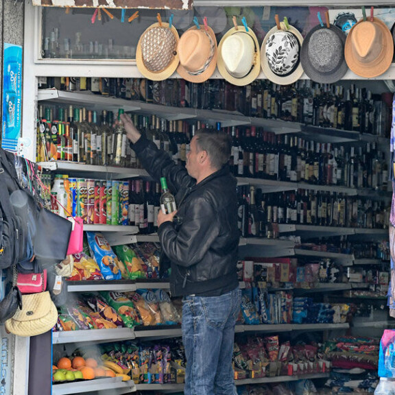 Paparazzi bongasi aamuvarhaisella Málagan kävelykadulta tutun hahmon... Paparazzi bongasi aamuvarhaisella Málagan kävelykadulta tutun hahmon...
