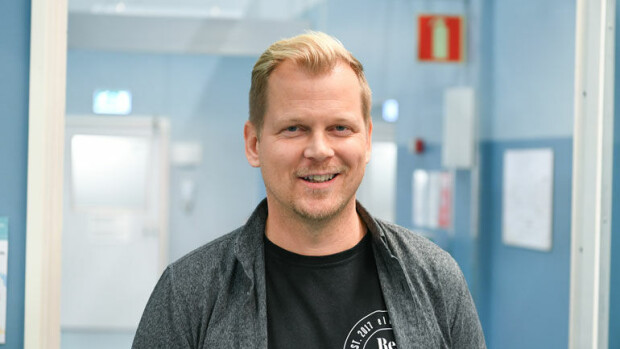 Syke-sarjan hurmuri Antti Luusuaniemi asuu todellisessa ökyasunnossa – kuva! Antti Luusuaniemi asuu ökyasunnossa.