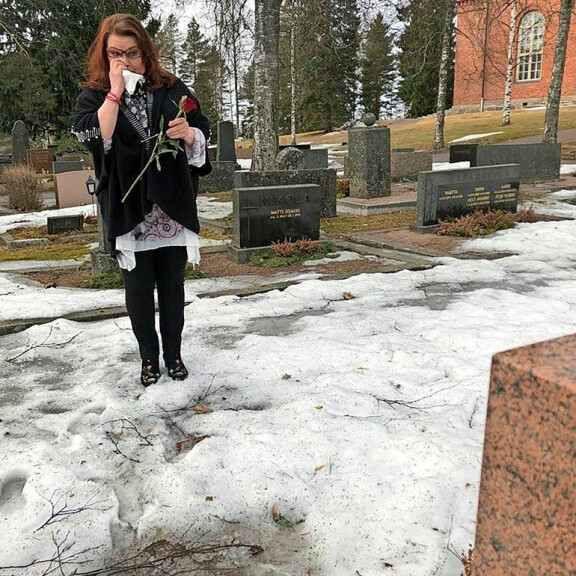 Nina vuodatti kyyneliä Timon haudalla. – Koimme suuren rakkauden, Nina toteaa. Nina vuodatti kyyneliä Timon haudalla. – Koimme suuren rakkauden, Nina toteaa.