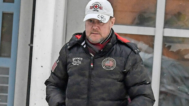 Ex-kansanedustaja Pertti Salovaaran holtiton käytös ihmetytti – oli jäädä auton alle! Pertti Salovaaran käytös herätti ihmetystä.