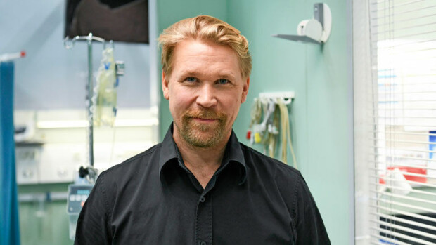 Kari Tapiota näyttelevä Matti Ristinen asuu näyttelijäpuolisonsa kanssa 112-neliön kerrostalokämpässä – kuva! Matti Ristila esittää Kari Tapiota.