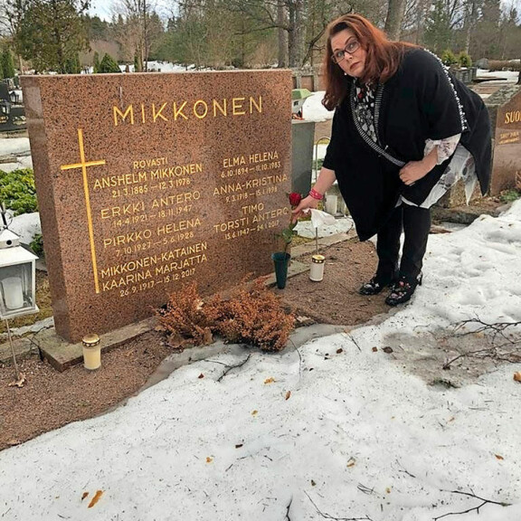 Nina vierailee säännöllisesti miehensä haudalla. Nina vierailee säännöllisesti miehensä haudalla.