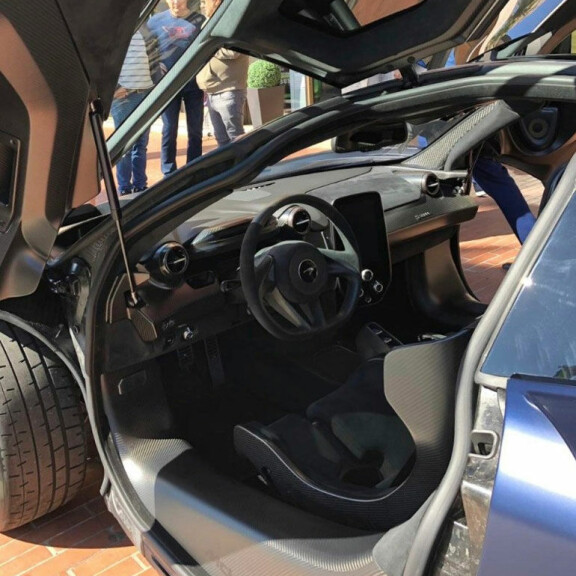 McLaren Senna -auto kulkee huikeaa 335 kilometrin tuntinopeutta. 800-hevosvoimaisen moottorin pakokaasut pääsevät ulkoilmaan kolmesta putkesta. McLaren Senna -auto kulkee huikeaa 335 kilometrin tuntinopeutta. 800-hevosvoimaisen moottorin pakokaasut pääsevät ulkoilmaan kolmesta putkesta.