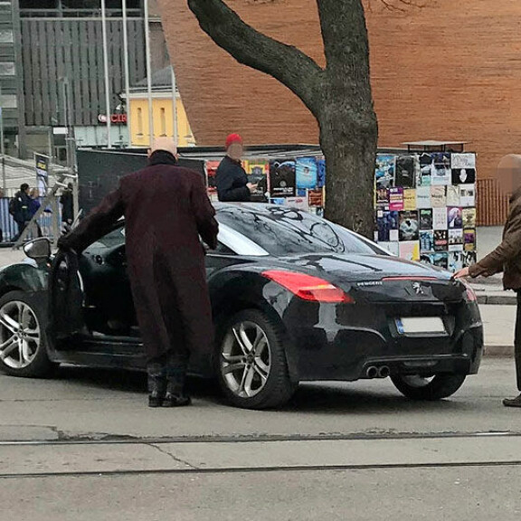 Vakuutus ja ajoneuvovero maksamatta! Jorma Uotisen hieno urheiluauto hyytyi liikenteessä – kuvat! Jorma Uotinen ja auto.