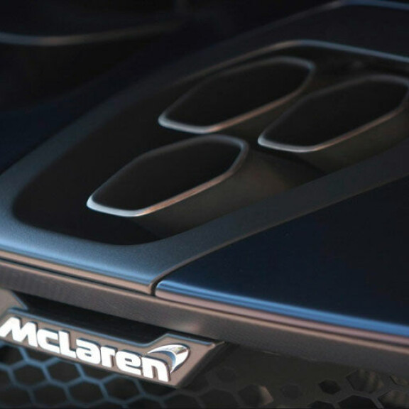 Autossa on käytetty valmistusmateriaalina runsaasti hiilikuitua. McLaren Senna painaa vain noin 1200 kiloa. Autossa on käytetty valmistusmateriaalina runsaasti hiilikuitua. McLaren Senna painaa vain noin 1200 kiloa.