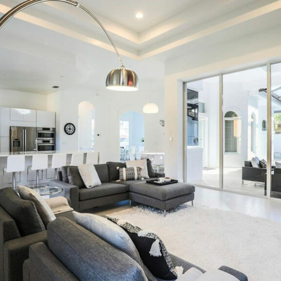 – Olemme sisustaneet huvilasta mieleisemme, Jutta kertoo. – Olemme sisustaneet huvilasta mieleisemme, Jutta kertoo.