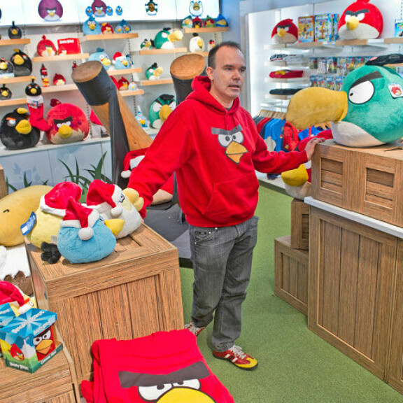 Peter tunnetaan erityisesti Angry Birdsistä, jota hän oli mukana kehittämässä peliyhtiö Rovio Entertainmentillä. Peter tunnetaan erityisesti Angry Birdsistä, jota hän oli mukana kehittämässä peliyhtiö Rovio Entertainmentillä.
