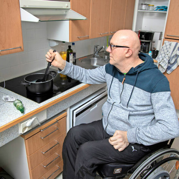 Jari asuu Invalidiliiton järjestämässä vuokraasunnossa. Muu perhe jäi vanhaan kotiin. Keittiö on mitoitettu pyörätuolia varten. Jari asuu Invalidiliiton järjestämässä vuokraasunnossa. Muu perhe jäi vanhaan kotiin. Keittiö on mitoitettu pyörätuolia varten.