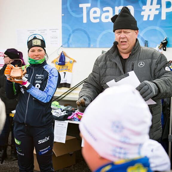 Huutokauppakeisari Aki Palsanmäki meklaroi hiihtokisoissa Äänekoskella - mukana Krista Pärmäkoski! Krista pärmäkoski aki palsanmäki