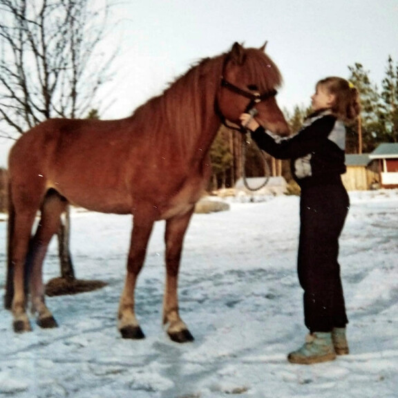 – Olen pienestä pitäen ollut hevostyttö. Sain 12-vuotiaana ensimmäisen oman hevoseni, sen nimi oli Uusi-Vekseli.  – Olen pienestä pitäen ollut hevostyttö. Sain 12-vuotiaana ensimmäisen oman hevoseni, sen nimi oli Uusi-Vekseli.