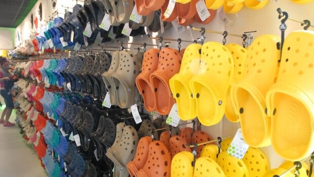 Jos crocsit ovat mielestäsi tyylittömät ja kamalat niin mitä mieltä olet gootticrocseista? Crocseja on moneen lähtöön.