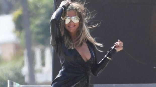 Lateksia ja nahkaa - näin rajussa asussa et ole Jennifer Anistonia nähnyt! Katso paparazzikuvat Jennifer Aniston dominakuvissa!