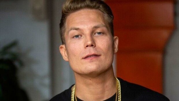 Cheekin alkuperäinen sukunimi ei ole Tiihonen - vaan mikä? Entä mikä on Elli Haloon oikea nimi? Testaa tietosi julkkisten nimivisassa! Cheek
