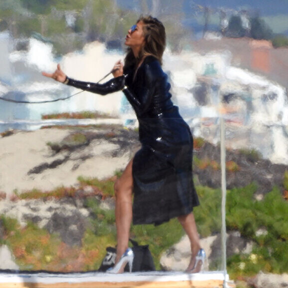 Lateksia ja nahkaa - näin rajussa asussa et ole Jennifer Anistonia nähnyt! Katso paparazzikuvat Jennifer Aniston domina-asussa