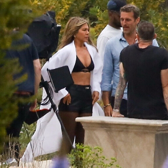 Lateksia ja nahkaa - näin rajussa asussa et ole Jennifer Anistonia nähnyt! Katso paparazzikuvat Jennifer Aniston domina-asussa