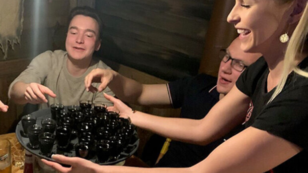 Tarjoilun kauneutta! Miss Suomi Alina Voronkova on ravintola-alalla vanha tekijä - myi Tampereella sata shottia, kantoi kasoittain wingsejä - kuvat! Miss Suomi Alina Voronkova ja prikallinen shotteja!