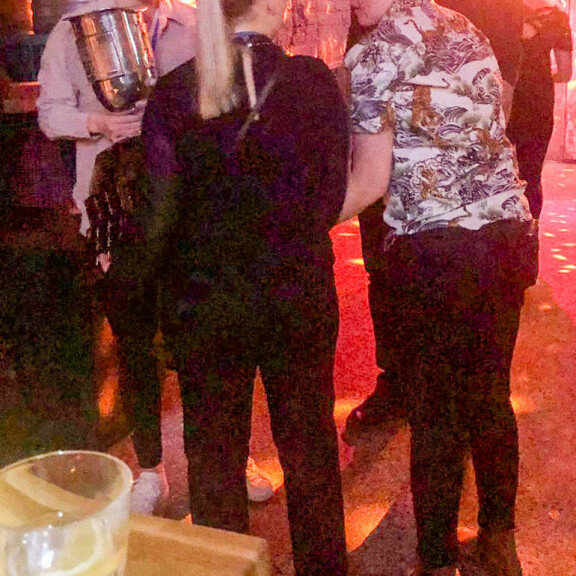 Karaokebaarissa juhlineet pelaajat halailivat palkintopystiään. Karaokebaarissa juhlineet pelaajat halailivat palkintopystiään.