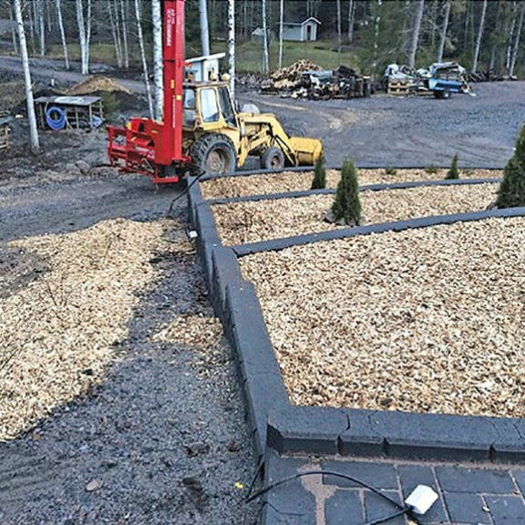 Aarnion ja Vepe Hännisen Myrkky-kirjassa julkaistussa kuvassa näkyy piha kuorikatteen levittämisen jälkeen, mutta pystyssä seisovaa lautaa ei siellä vielä tuolloin ole. Aarnion ja Vepe Hännisen Myrkky-kirjassa julkaistussa kuvassa näkyy piha kuorikatteen levittämisen jälkeen, mutta pystyssä seisovaa lautaa ei siellä vielä tuolloin ole.