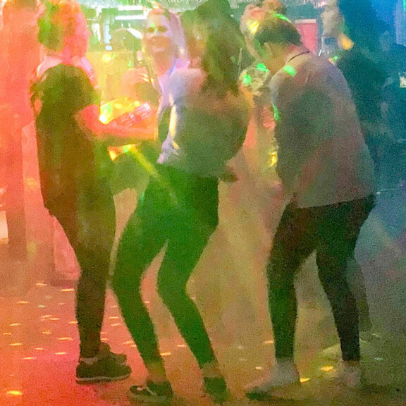 Puolustaja Tea Villilä juhli villisti pokaalin kanssa. Puolustaja Tea Villilä juhli villisti pokaalin kanssa.